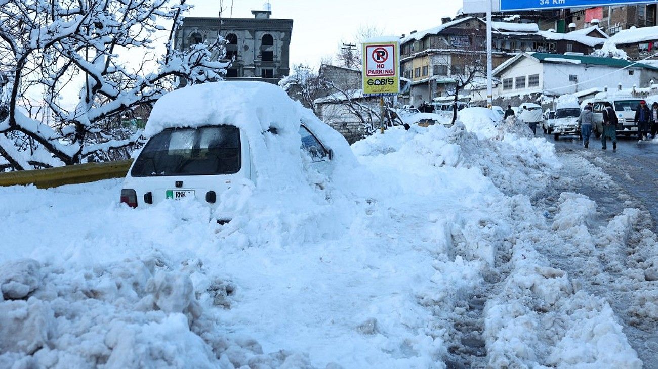 En Pakistán miles de familias quisieron disfrutar "un día de nieve": ya hay 22 congelados y sigue nevando