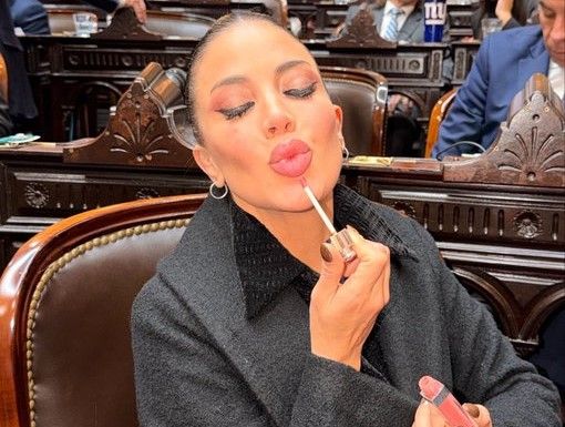 Escándalo y fuego amigo: Virginia Gallardo se maquilló en el Congreso y cruzó a un diputado libertario
