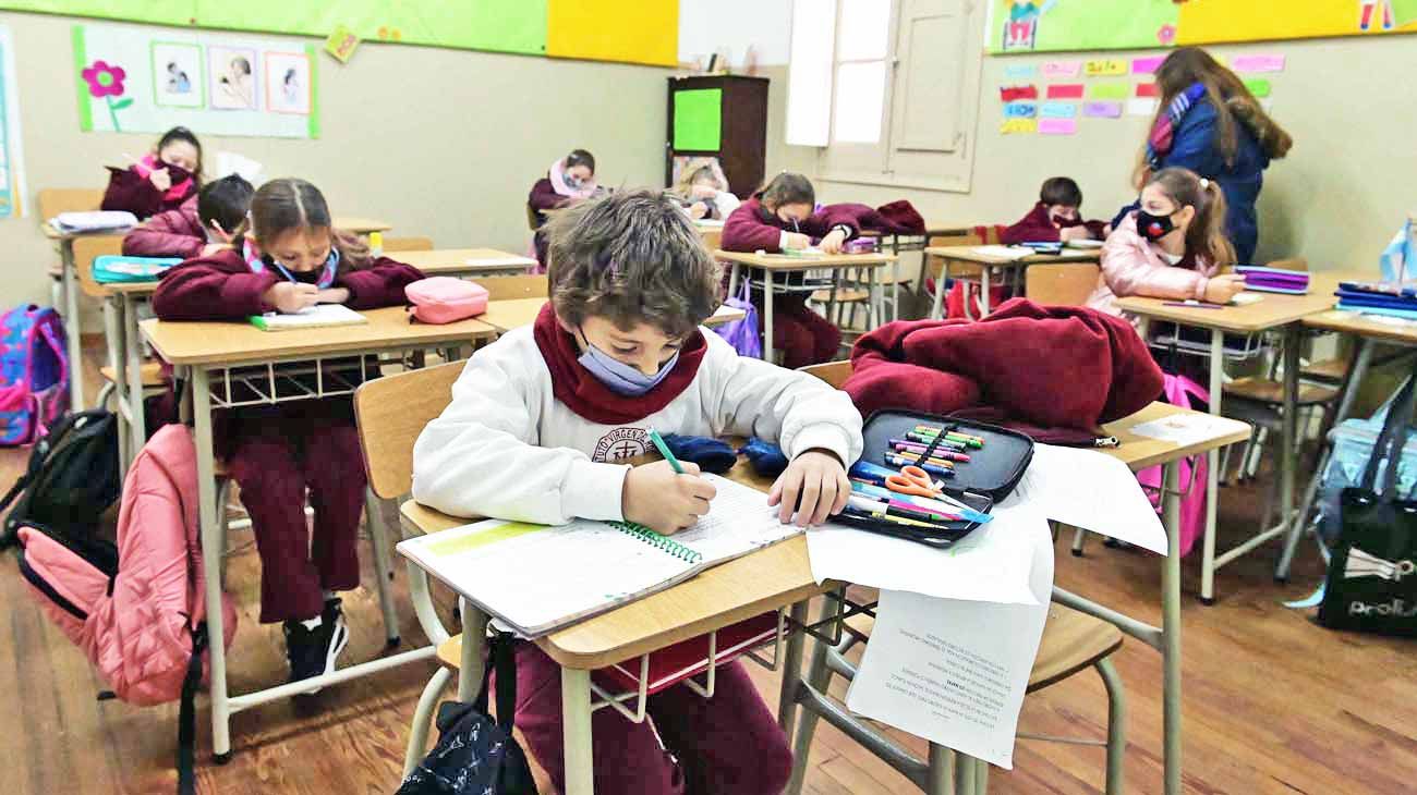 Reducen a 90 cm la distancia entre alumnos en las aulas de todo el país