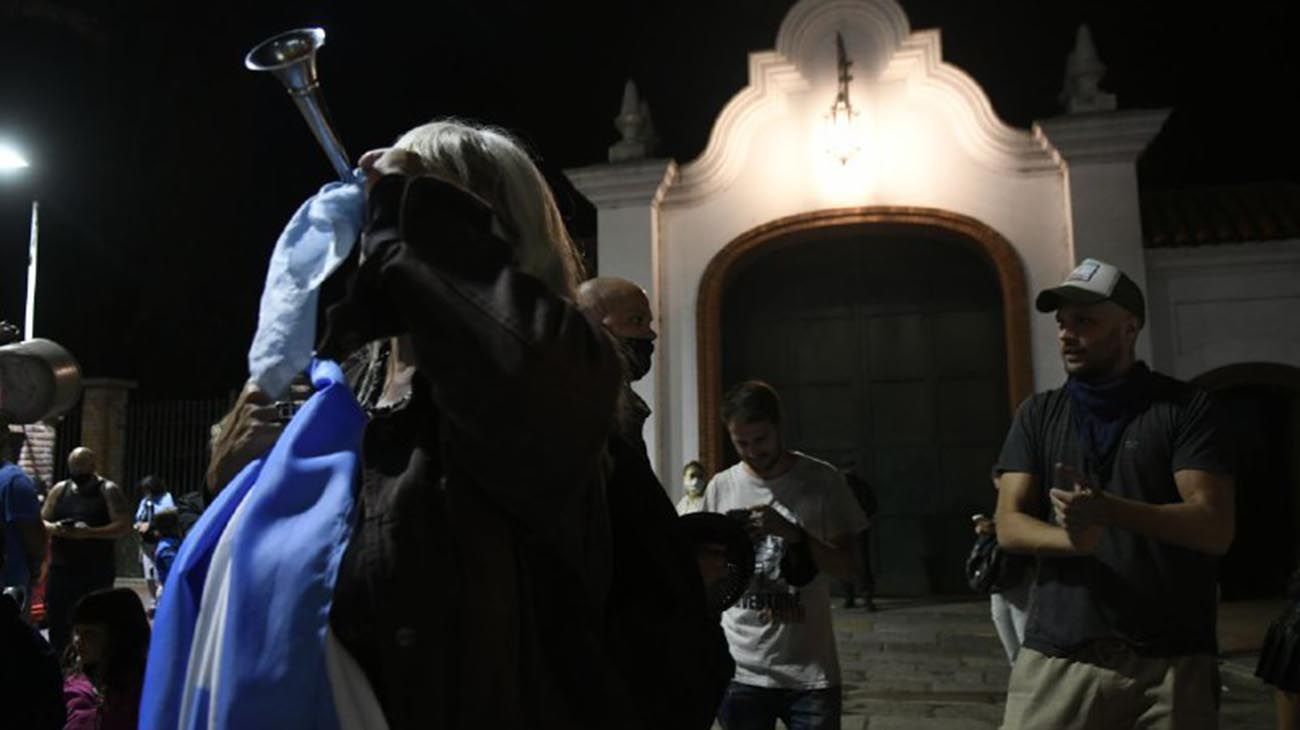 Protesta en Olivos: cacerolazo e incidentes tras el anuncio de Alberto Fernández