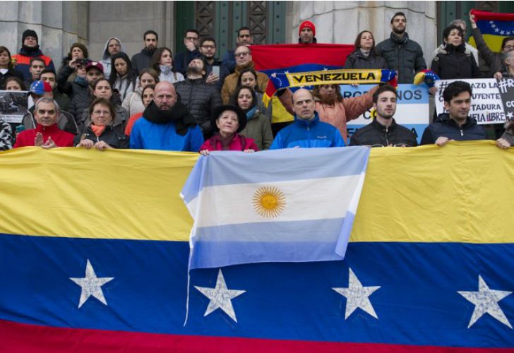 Decenas de personas se manifestaron contra Nicolás Maduro en Buenos Aires
