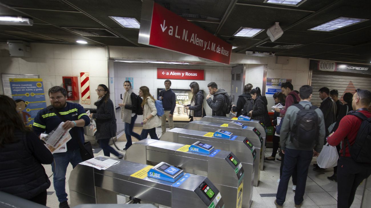 Las líneas de subte B, C y E operan con demoras por un fallo sobre el asbesto