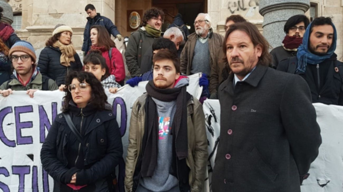 Denuncian que un policía abusó de un chico de 17 años en una comisaría de Bahía Blanca