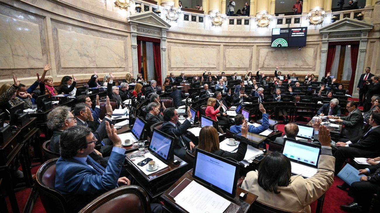 El senado homenajeó, entre lágrimas, al diputado asesinado Héctor Olivares