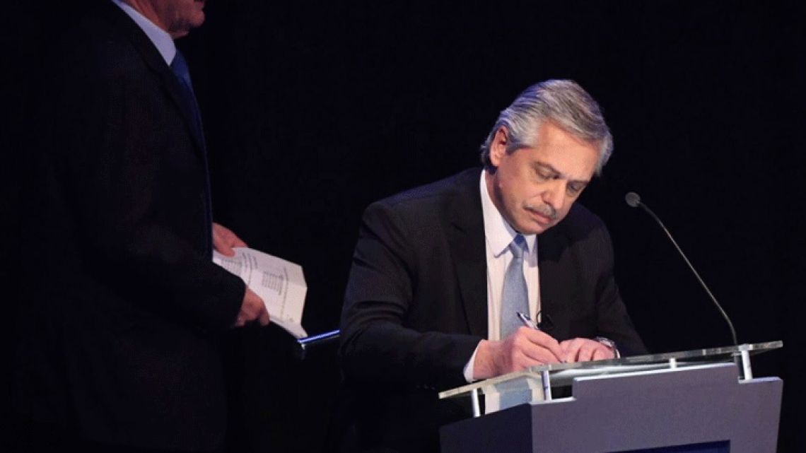 La lapicera es de Alberto y la tinta es de Cristina