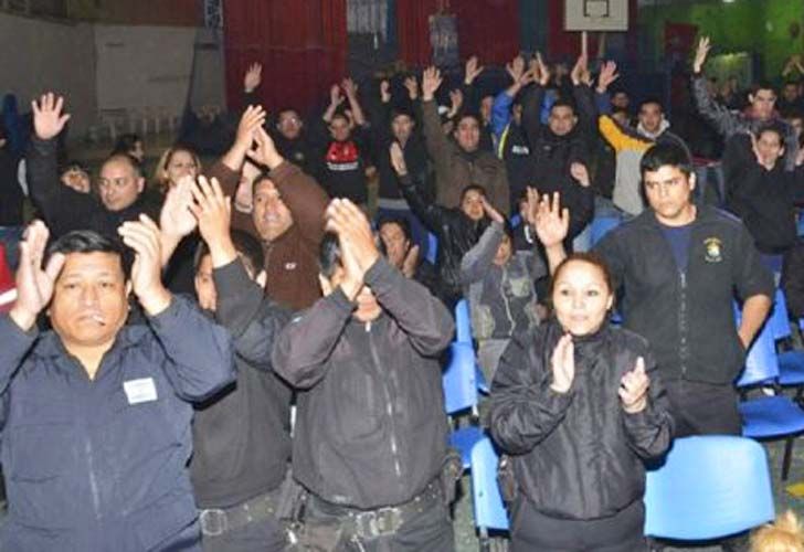 Amenazas y bonos para evitar el efecto contagio de la tensión policial