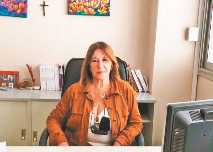 Tras el divorcio, un médico de 81 años debe pagar alimentos a exesposo con VIH