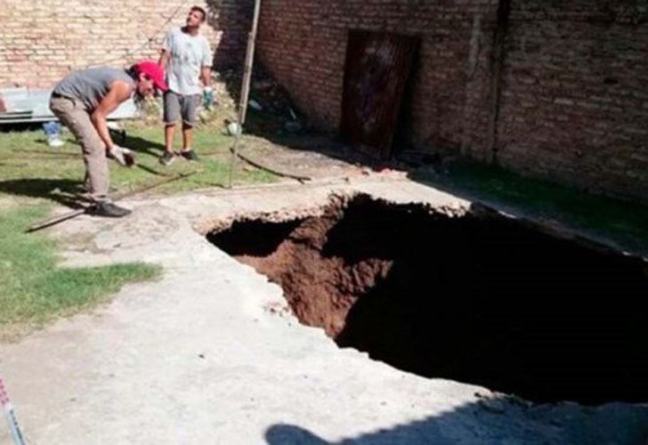 Cayó en un cráter que se abrió en su casa tras desarmar una pileta