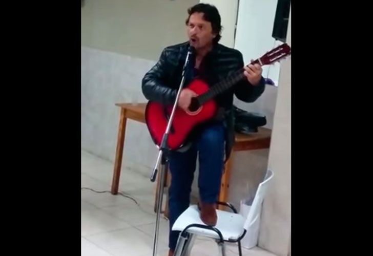 VIDEO | El vice de Massa tocó la guitarra para la militancia