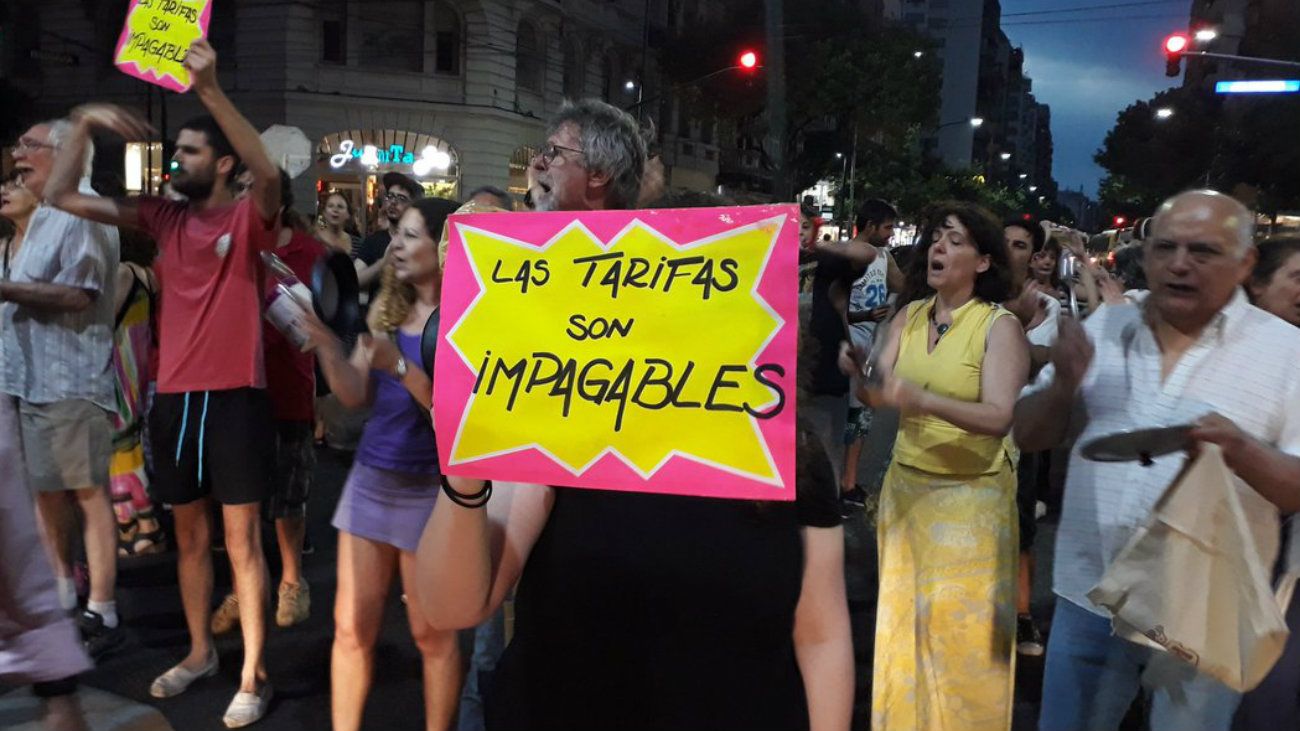 Cacerolazos en distintos puntos de la Capital contra el reciente aumento de tarifas