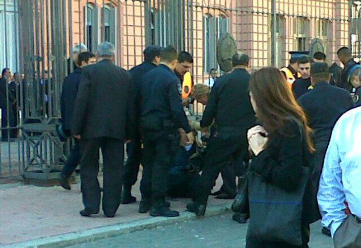 Intentaron suicidarse a lo bonzo frente a la Casa Rosada