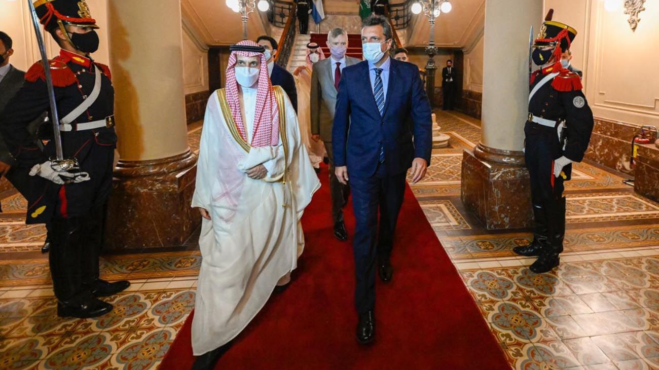 Con eje en las inversiones extranjeras, Massa recibió al príncipe Faisal Bin Farhan Al Saud de Arabia Saudita