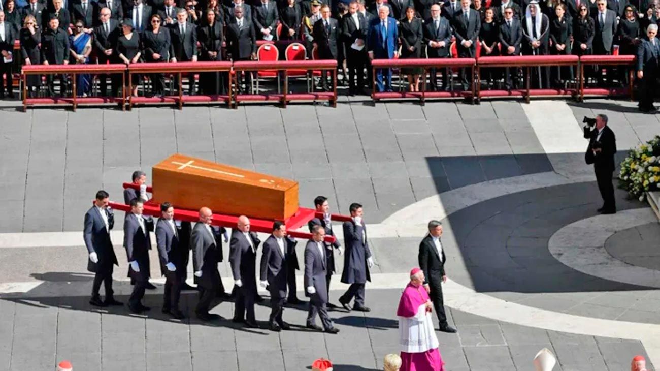 Bergoglio transformó los ritos de los funerales papales