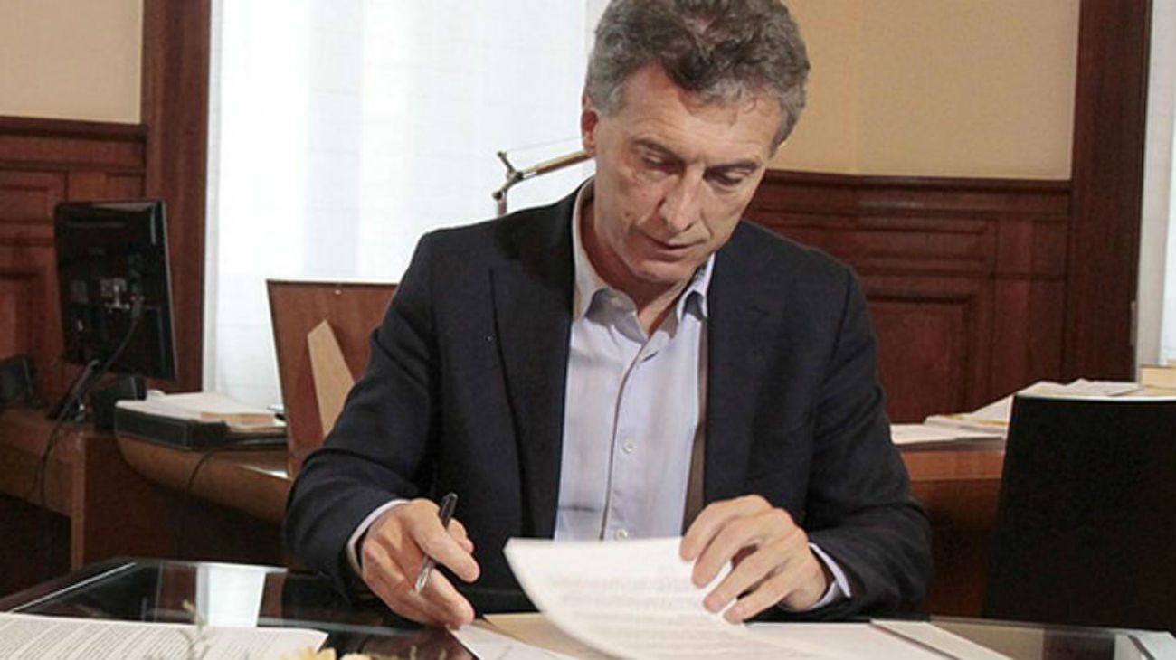 Mauricio Macri firma el decreto por el bono de fin de año
