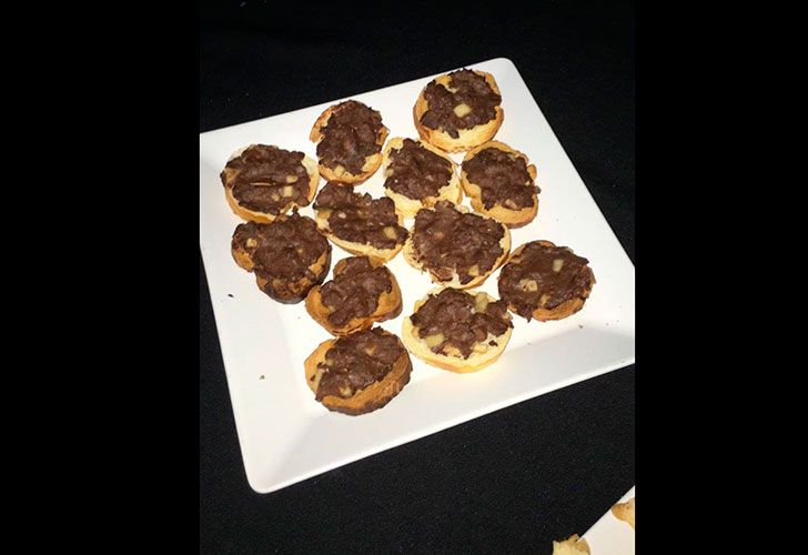 Frutas y canapés de morcilla: el exótico catering para la victoria en el búnker de Cristina