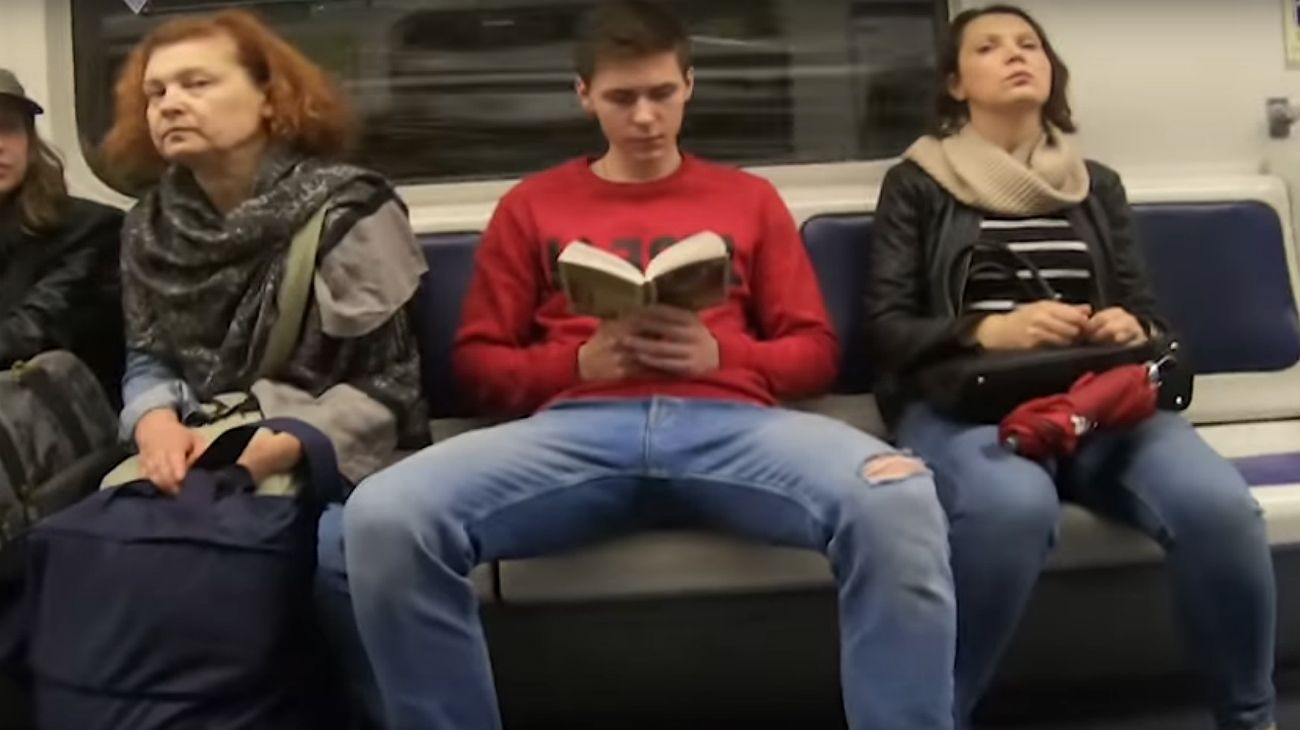 Así lucha una chica contra el "manspreading" en el subterráneo de Rusia