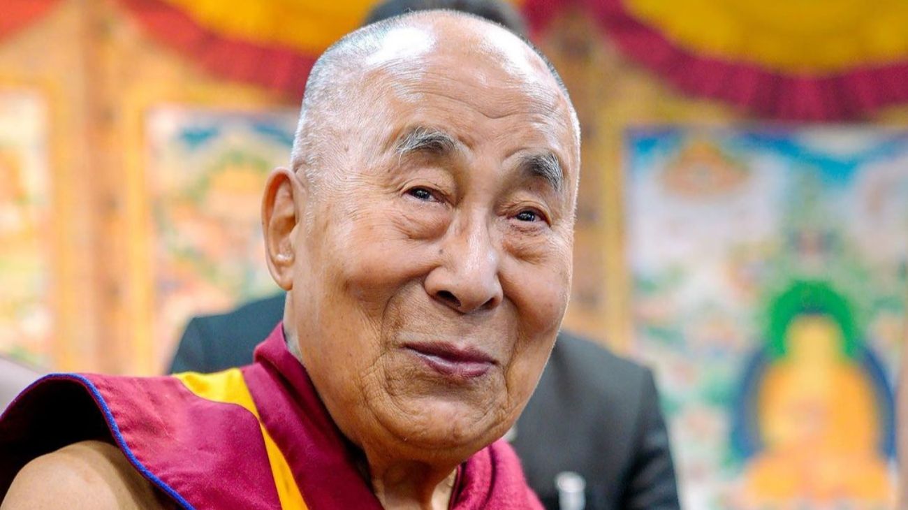 Video: el Dalai Lama besó a un niño, le pidió que le chupara la lengua y debió pedir disculpas