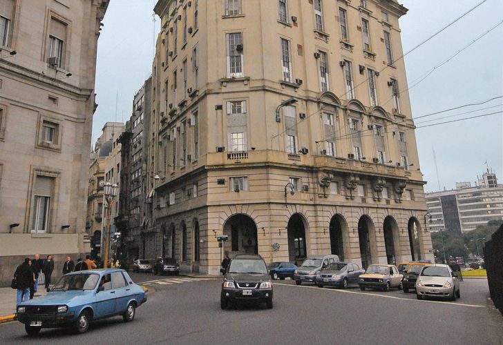Purga en la SI: serían 180 los despedidos
