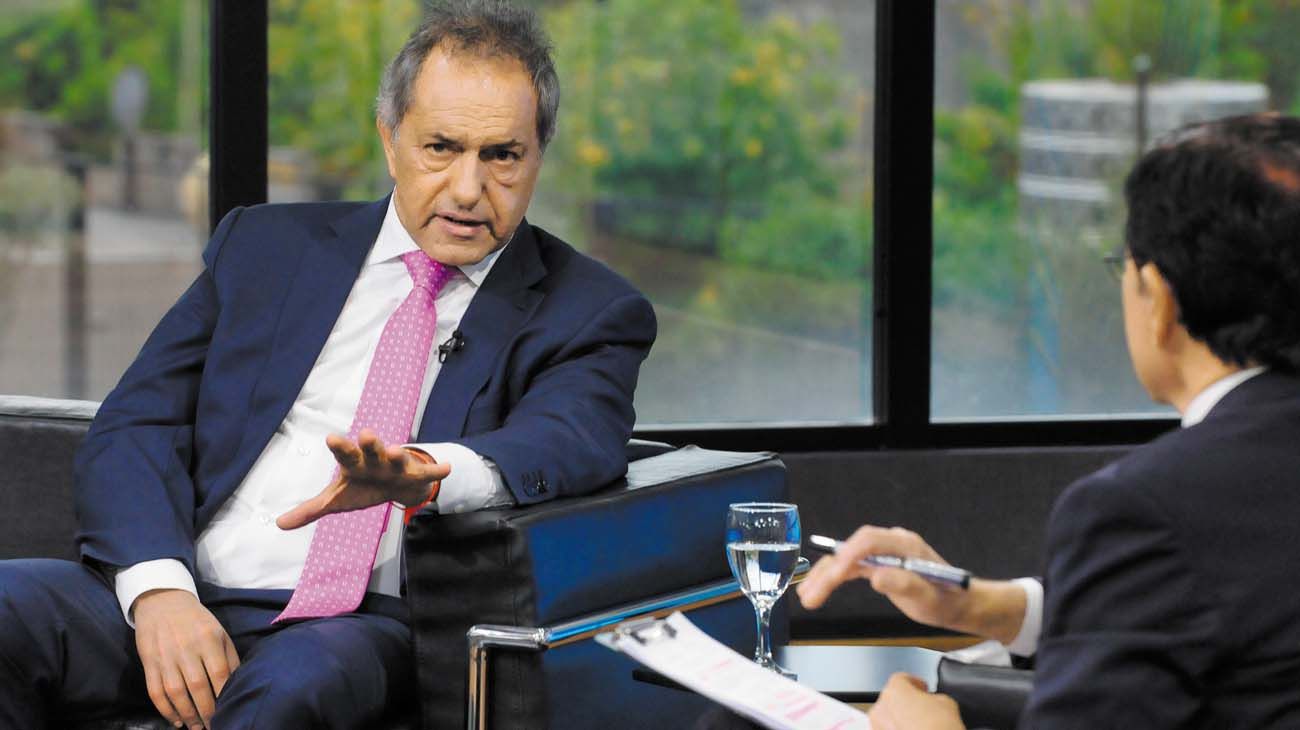 Daniel Scioli dijo que no baja su candidatura "ni aunque le exijan tener los dos brazos"