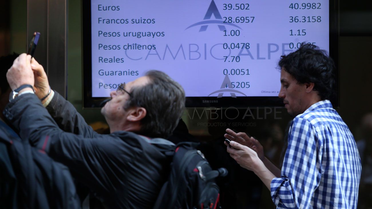 El dólar refleja la incertidumbre por el rumbo económico y político
