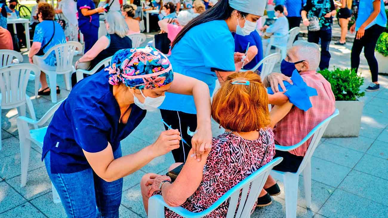 La incidencia de la vacunación: los números de internaciones y mortalidad en baja