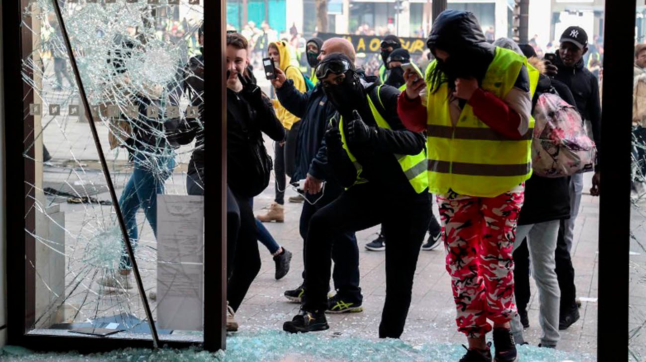 "Chalecos amarillos": volvió la violencia a las calles de París