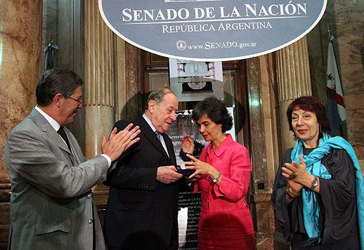Premiaron al periodista Robert Cox en el Senado