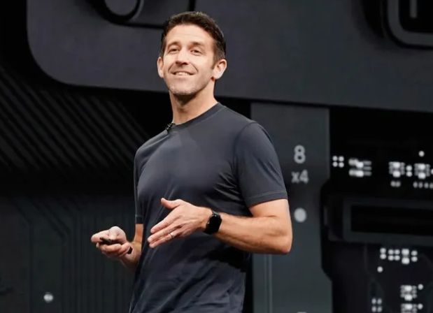 Quién es John Ternus, el ingeniero que liderará Apple y el desafío de competir en inteligencia artificial