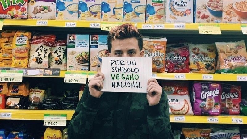 La campaña viral que exige un símbolo vegano para alimentos procesados