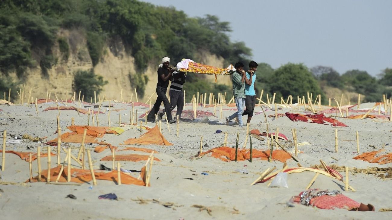India con crematorios desbordados: encuentran cuerpos en el río Ganges