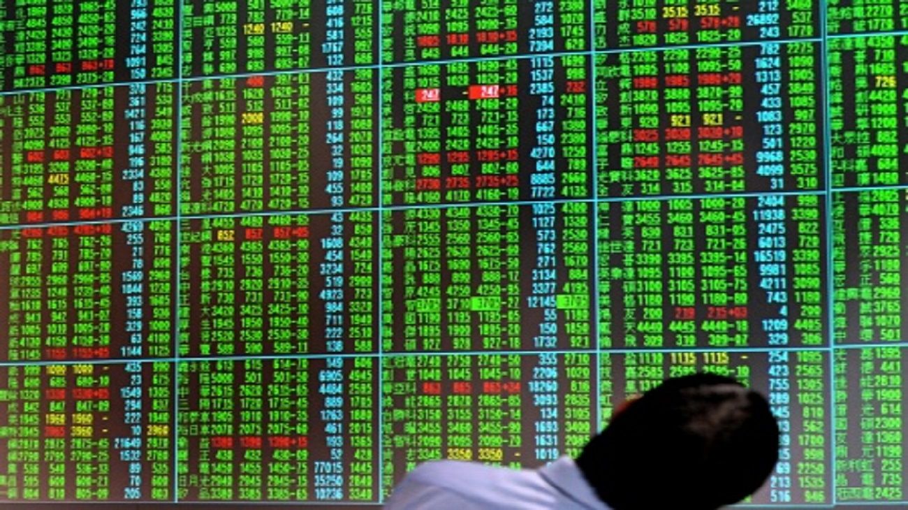 Leve repunte del mercado de acciones y bonos locales tras una baja del 10%