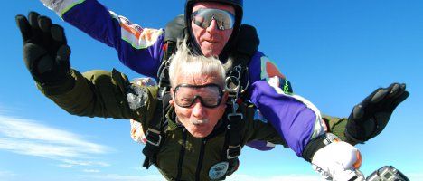 Para festejar sus 90 años, se tiró en paracaídas