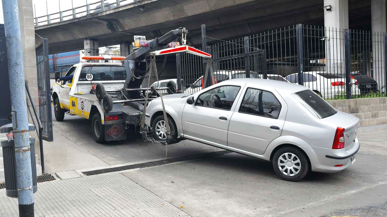 Las grúas ya no podrán acarrear autos estacionados en doble fila