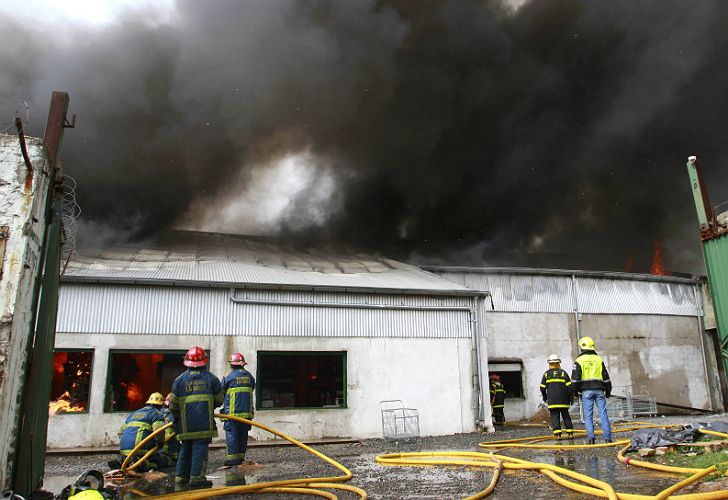 Voraz incendio en depósito de juguetes