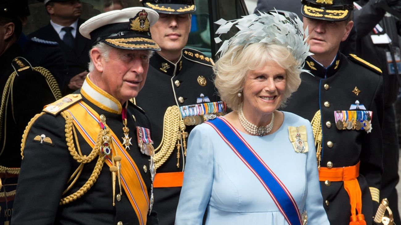 En su primeras palabras como rey, Carlos habló de su "gran tristeza" por la muerte de Isabel II