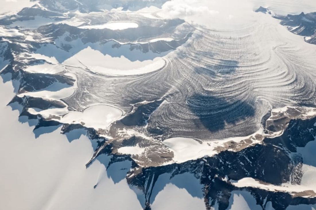 Qué se esconde bajo el hielo de la Antártida: el mapa que revela un continente desconocido
