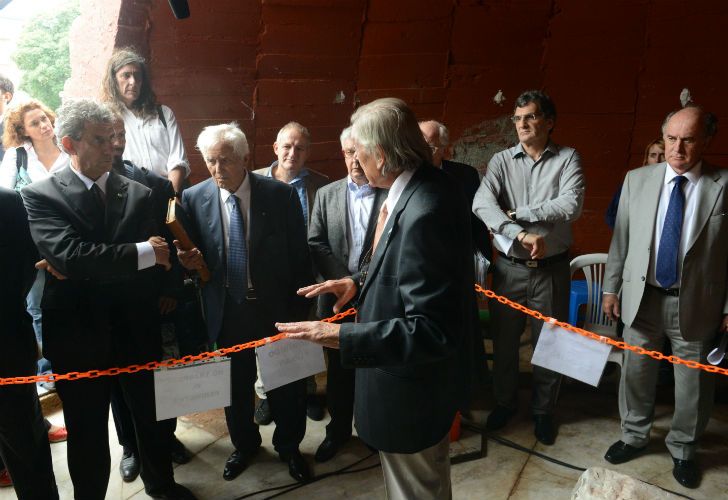 Abrieron una cápsula del tiempo debajo del monumento a Colón