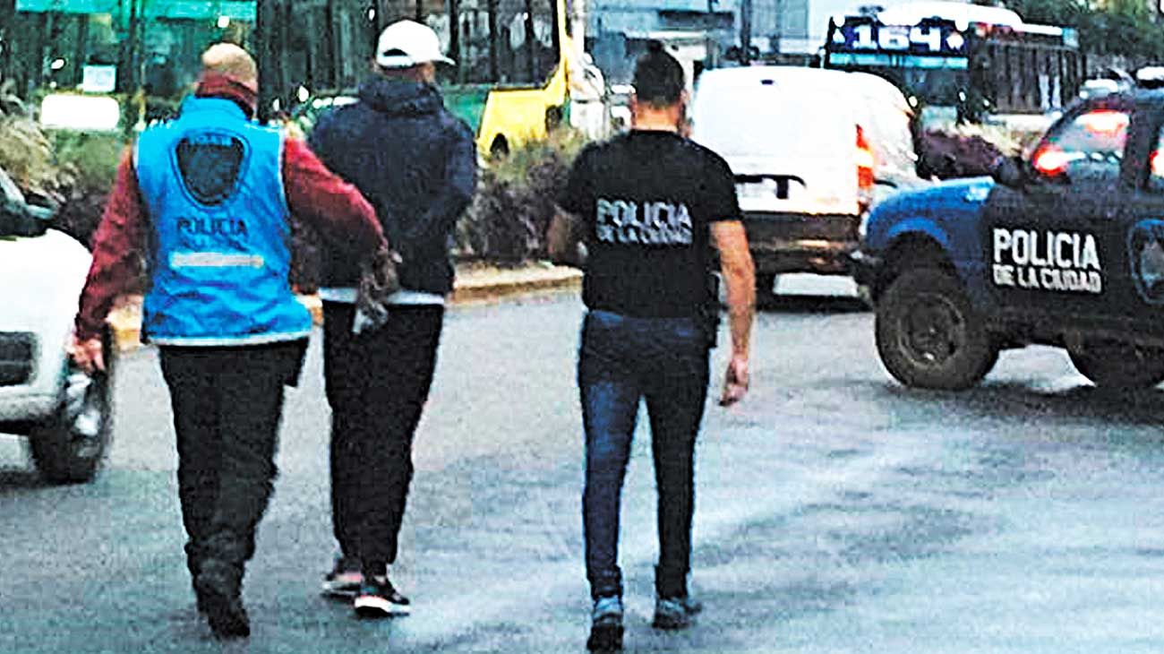 Un hombre salió por cuarta vez sin permiso y se lo llevaron preso