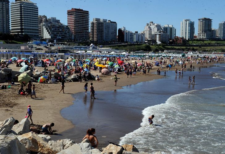 Con mejor clima, llegan más turistas a Mar del Plata