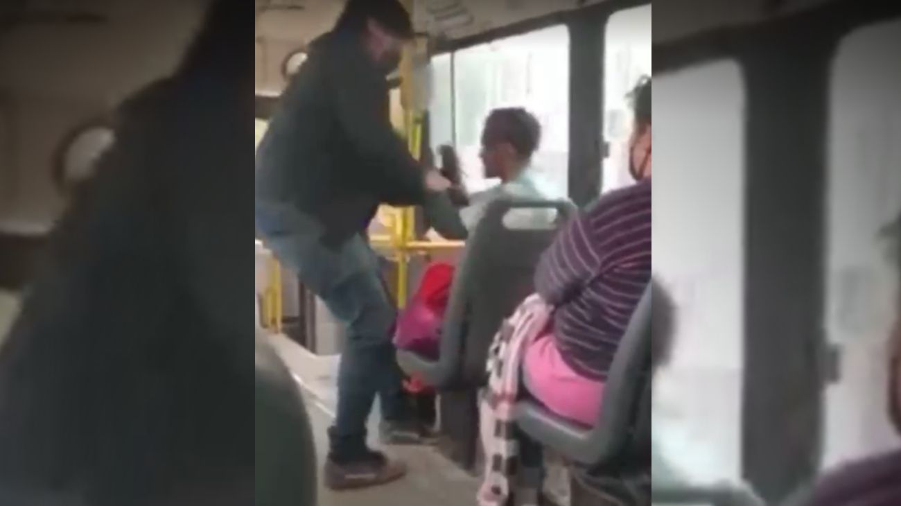 Video: se negó a ponerse el barbijo en el colectivo y el chofer lo bajó a los golpes