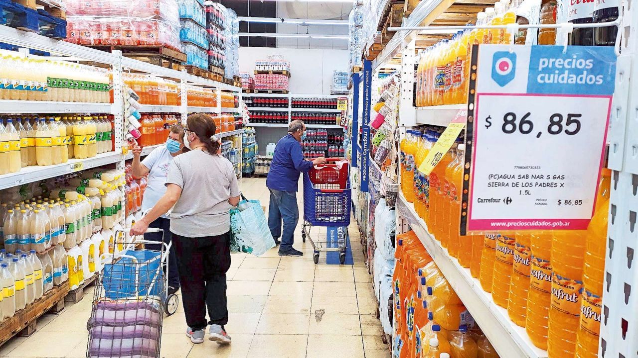 El consumo retrocedió 8,7% en abril y marcó una caída por segundo mes consecutivo