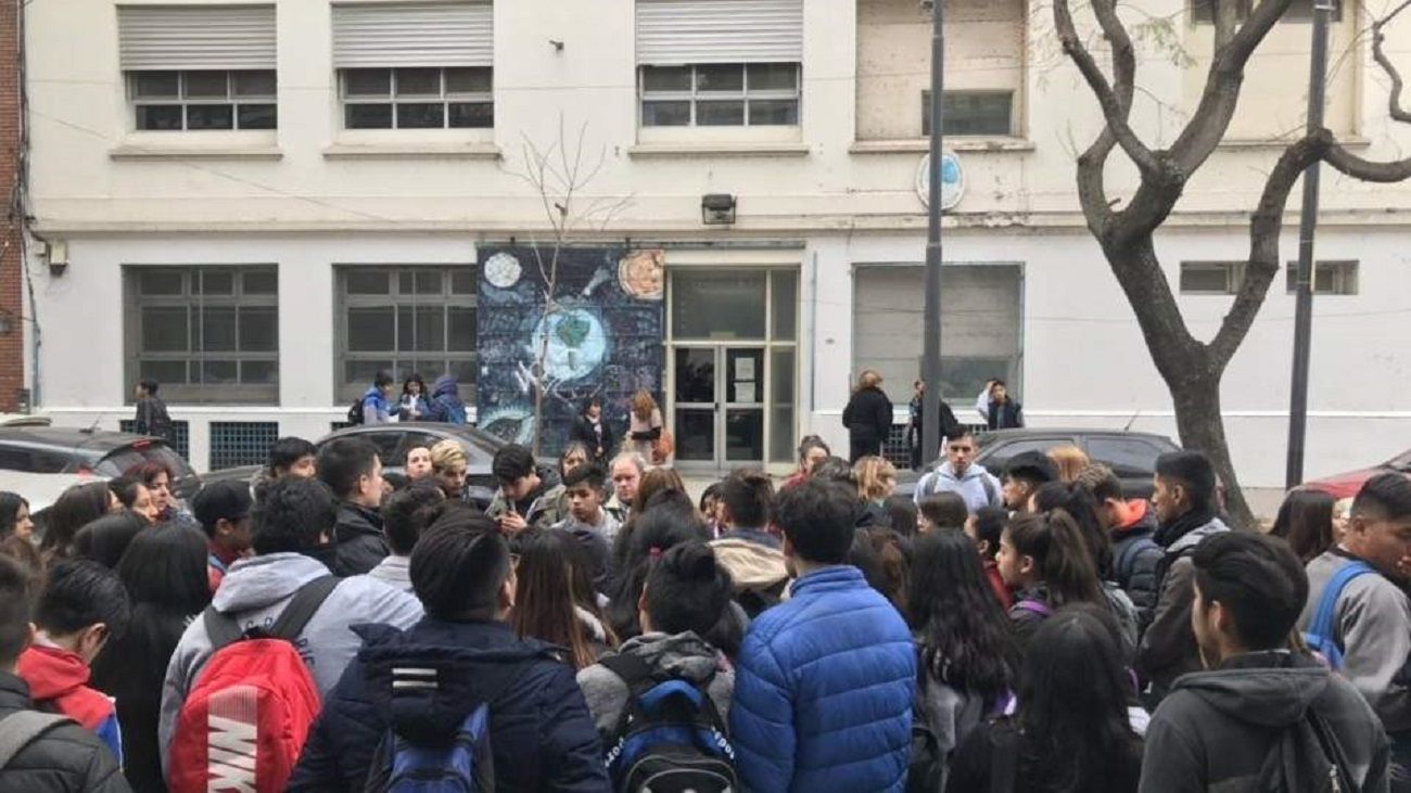 "Comprador y simpático": una madre cuenta cómo era el preceptor denunciado por hostigar a alumnas