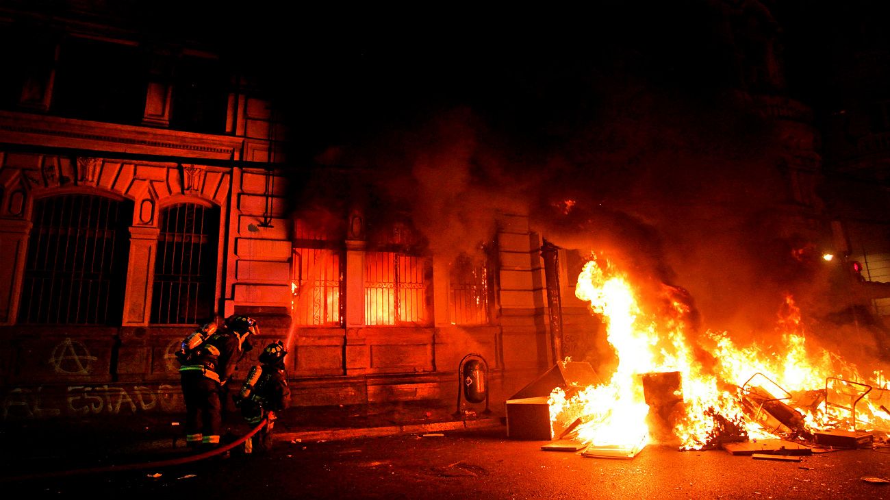 Chile vivió una noche de terror, con incendios y saqueos por todo el país