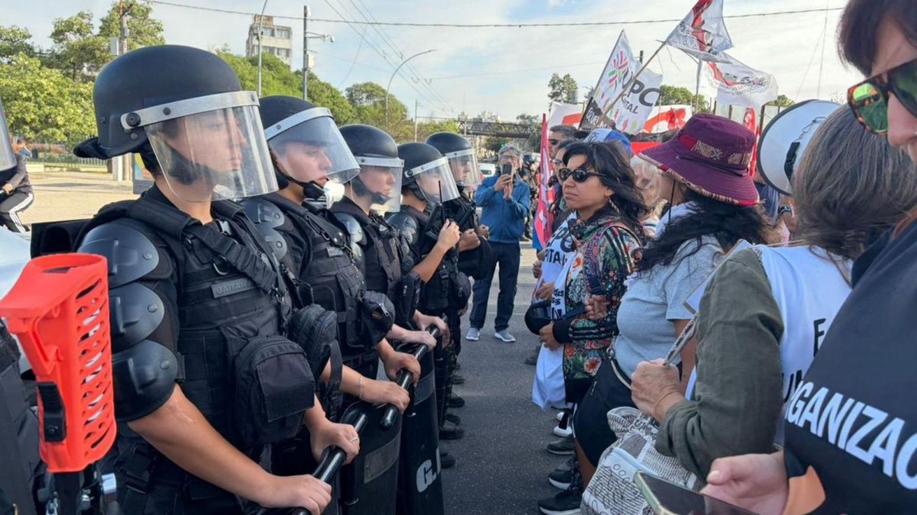 Incidentes en el Puente Centenario: diez policías asistidos y manifestantes afectados por gases