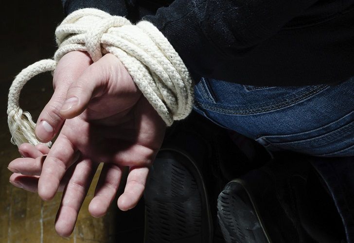 Ató a su hija para que no saliera con un hombre mayor de edad: lo buscan por abuso