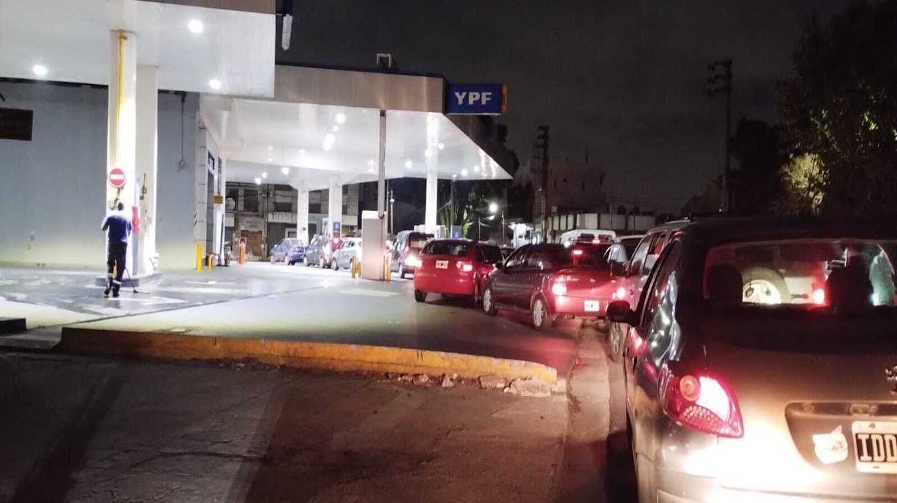 La nafta aumentará un 27% y se registraron largas colas en las estaciones de servicio