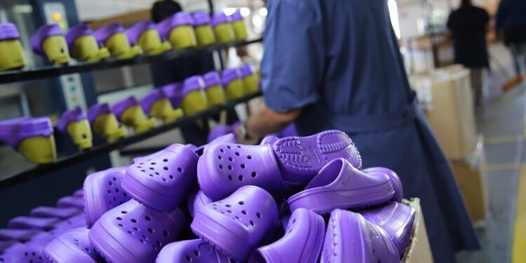 La marca de calzados Crocs expande su producción en Argentina con inversión millonaria