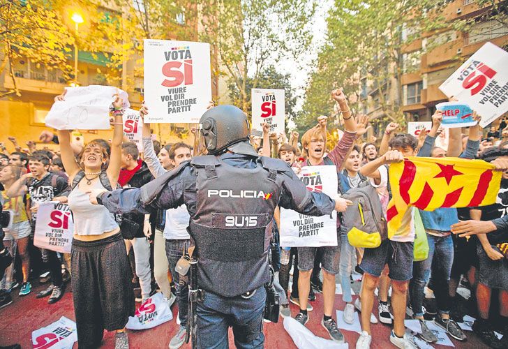 Miles de policías en Cataluña tratan de evitar el referéndum