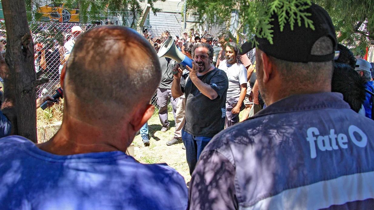 El Gobierno reúne a directivos de FATE y del sindicato para destrabar el conflicto, pero complica más a Madanes Quintanilla