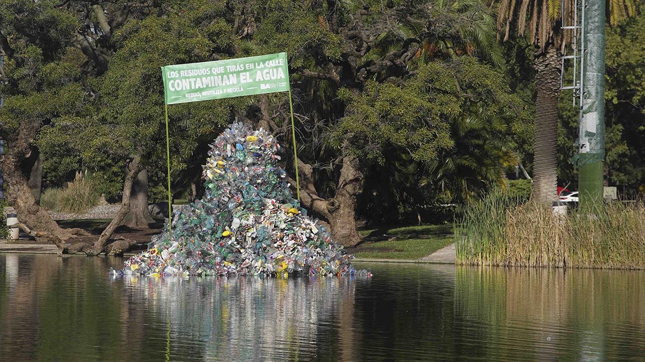 Instalan una isla con desechos plásticos frente al Planetario